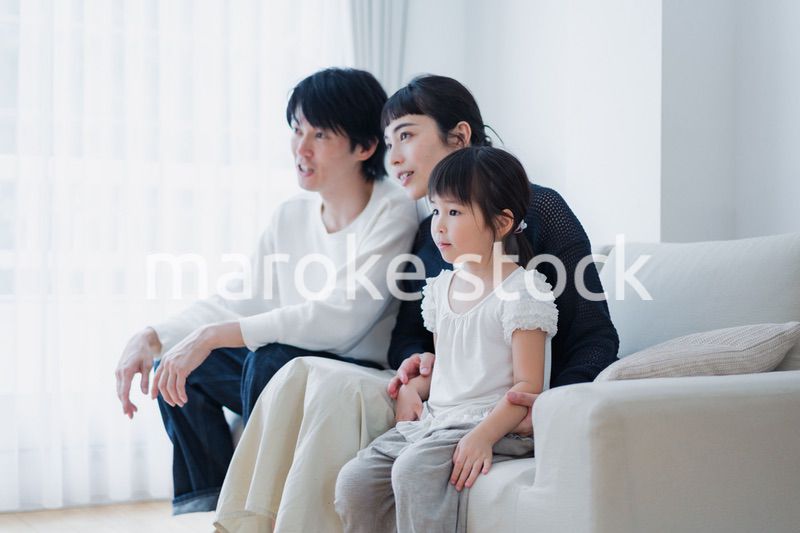 おうちで映画鑑賞をする家族