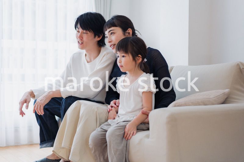 おうちで映画鑑賞をする家族