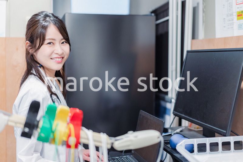 診察室で患者を待つ女性開業医