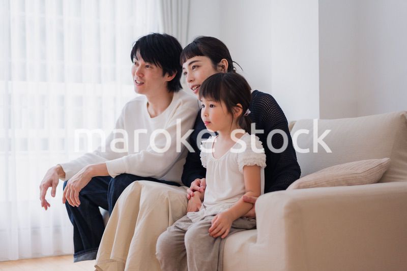 おうちで映画鑑賞をする家族
