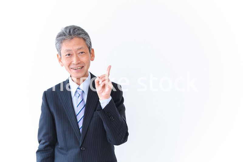 おすすめを指差すシニアのビジネスマン