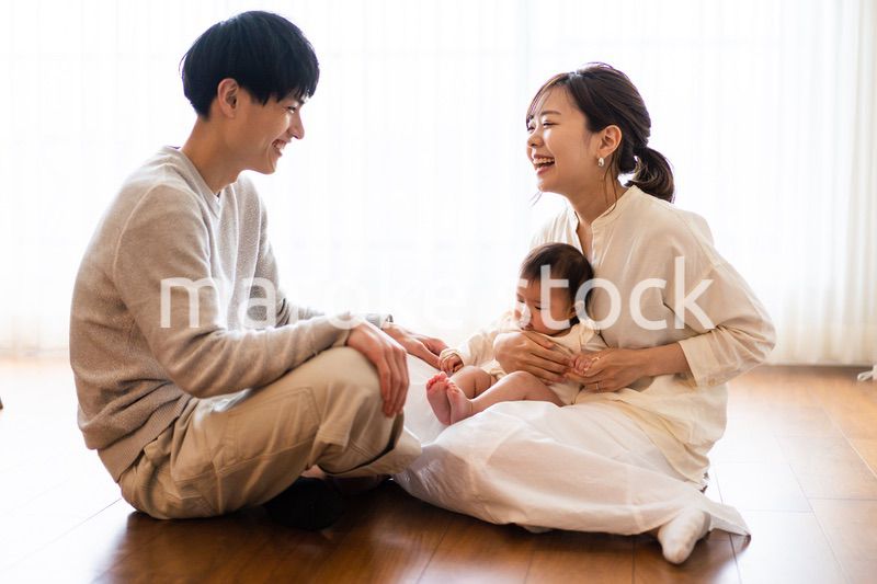 楽しく子育てをする幸せなファミリー