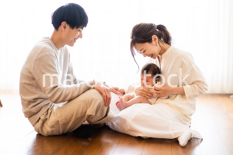 楽しく子育てをする幸せなファミリー