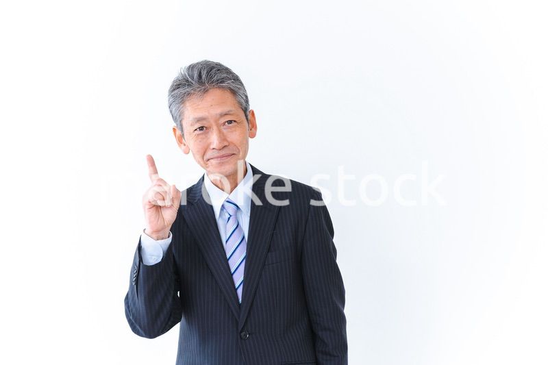 おすすめを指差すシニアのビジネスマン