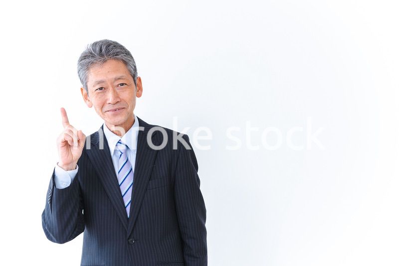おすすめを指差すシニアのビジネスマン