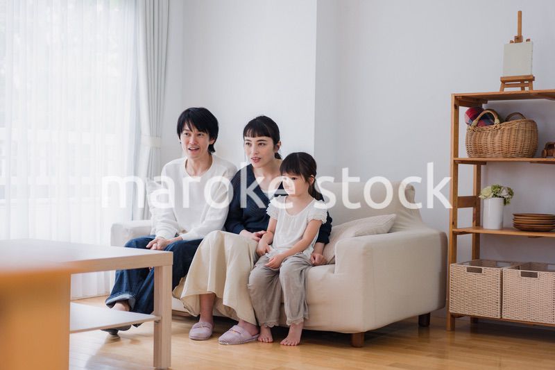 おうちで映画鑑賞をする家族