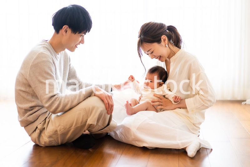 楽しく子育てをする幸せなファミリー