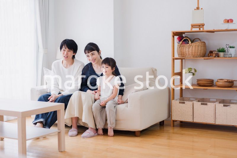 おうちで映画鑑賞をする家族