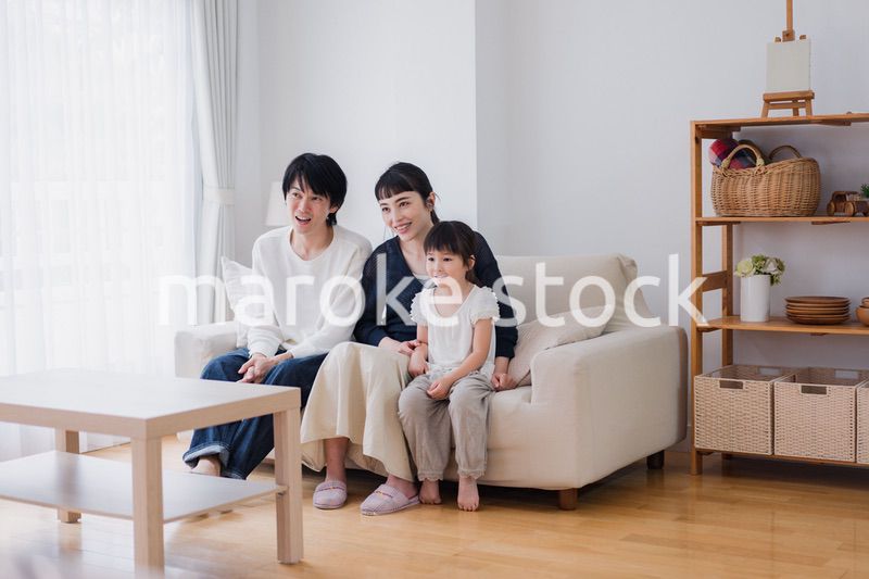 おうちで映画鑑賞をする家族