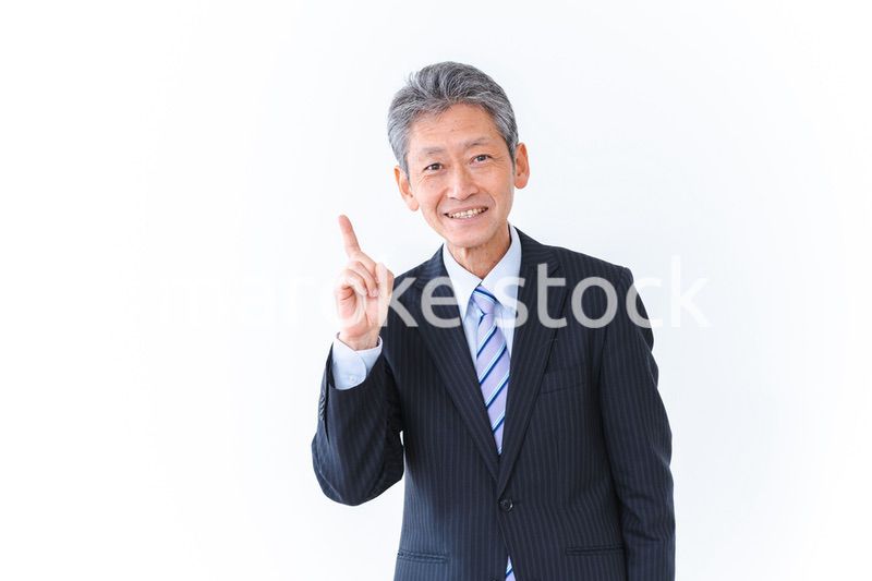 おすすめを指差すシニアのビジネスマン