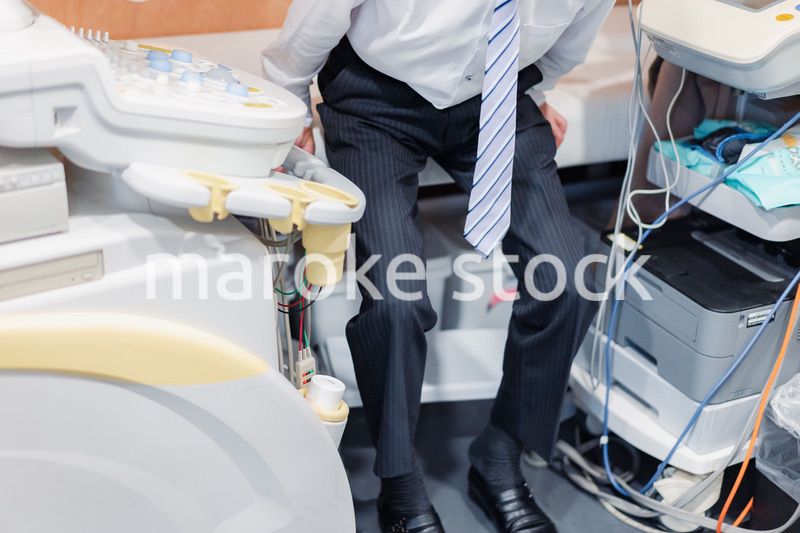 透析の治療を受ける高齢の男性