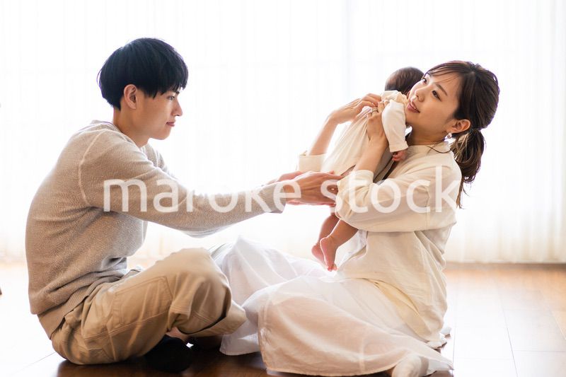 楽しく子育てをする幸せなファミリー