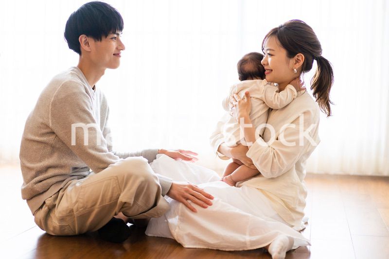 楽しく子育てをする幸せなファミリー