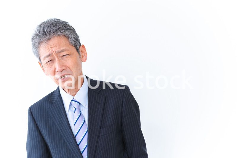 体調不良に苦しむ高齢のビジネスマン