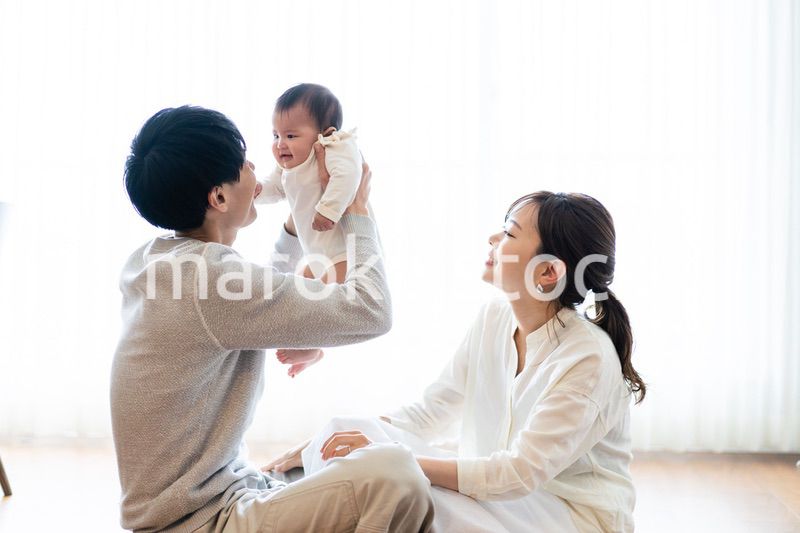 赤ちゃんを抱き上げるパパとママ