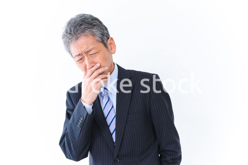 体調不良に苦しむ高齢のビジネスマン