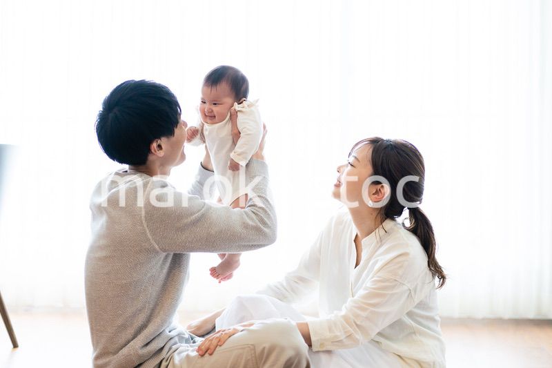 赤ちゃんを抱き上げるパパとママ