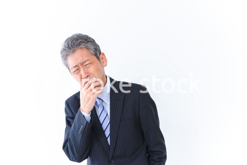 体調不良に苦しむ高齢のビジネスマン