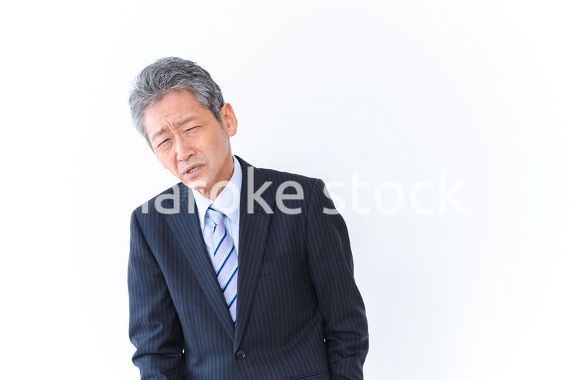 体調不良に苦しむ高齢のビジネスマン