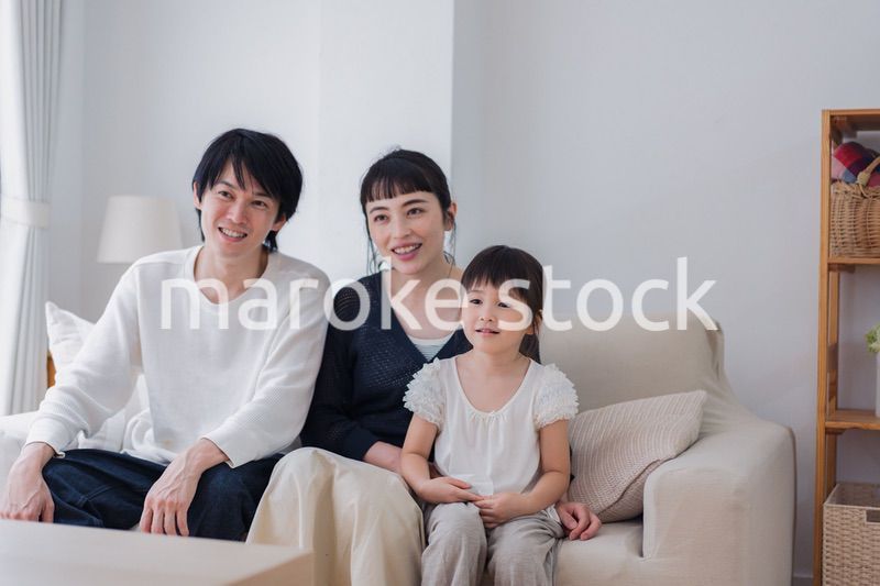 おうちで映画鑑賞をする家族