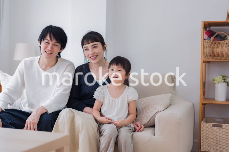 おうちで映画鑑賞をする家族