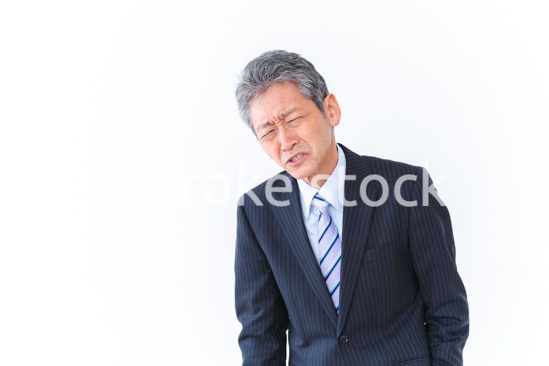 体調不良に苦しむ高齢のビジネスマン