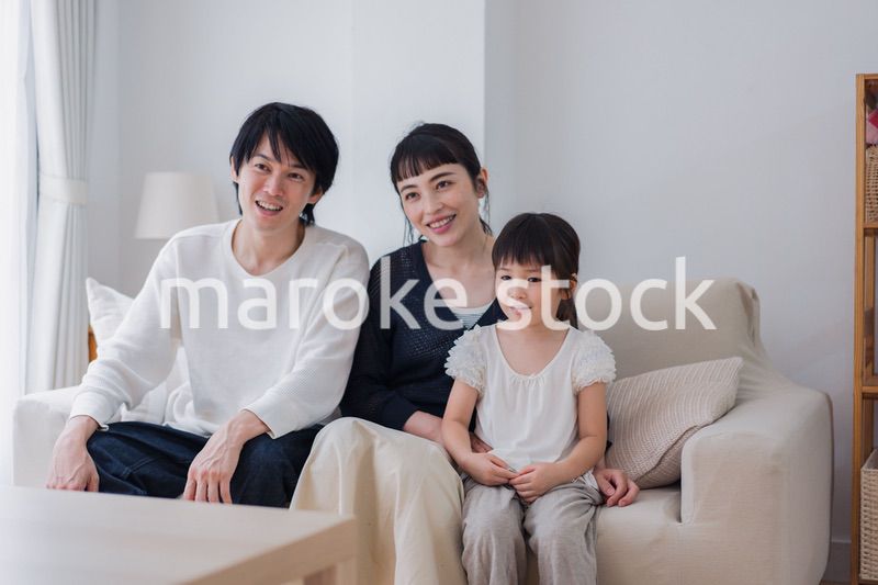 おうちで映画鑑賞をする家族