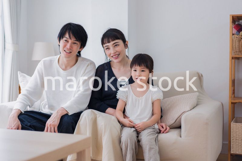 おうちで映画鑑賞をする家族