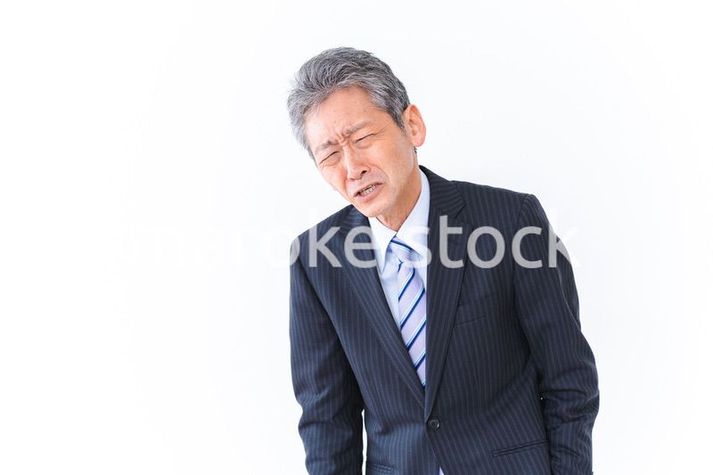 体調不良に苦しむ高齢のビジネスマン