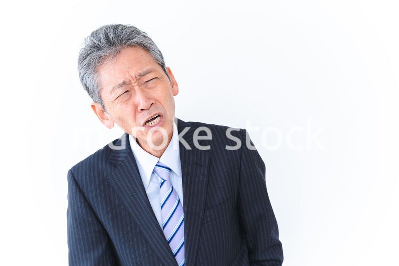 体調不良に苦しむ高齢のビジネスマン