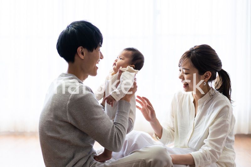 赤ちゃんを抱き上げるパパとママ