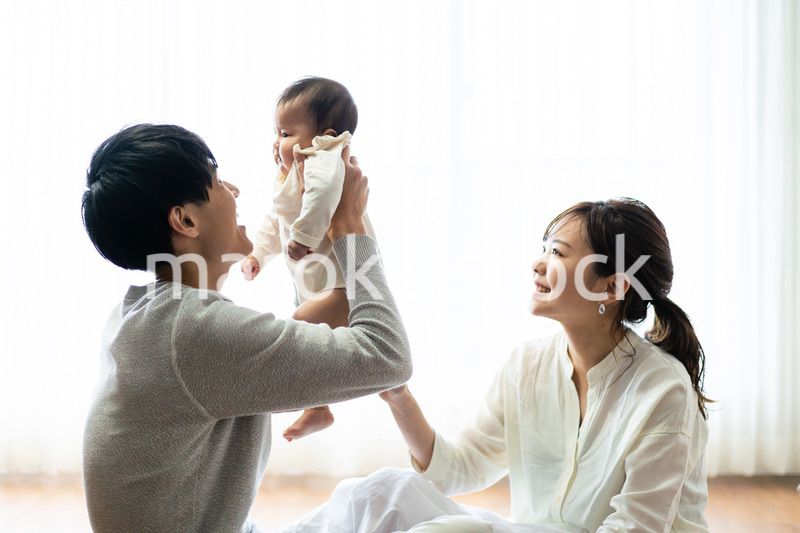 赤ちゃんを抱き上げるパパとママ