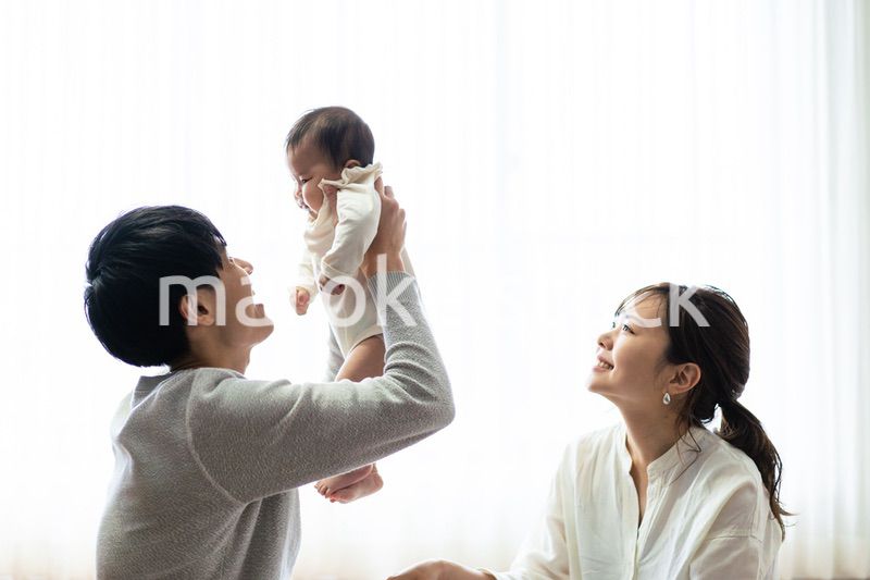 赤ちゃんを抱き上げるパパとママ