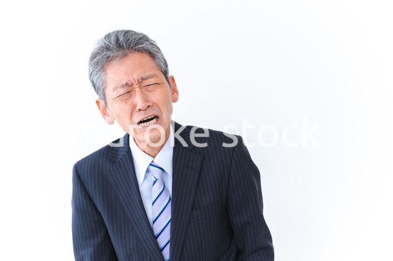 体調不良に苦しむ高齢のビジネスマン