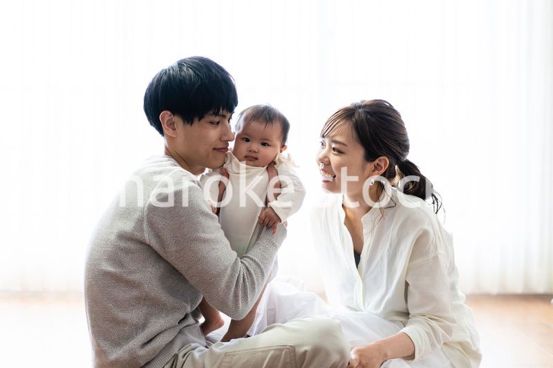 赤ちゃんを抱き上げるパパとママ