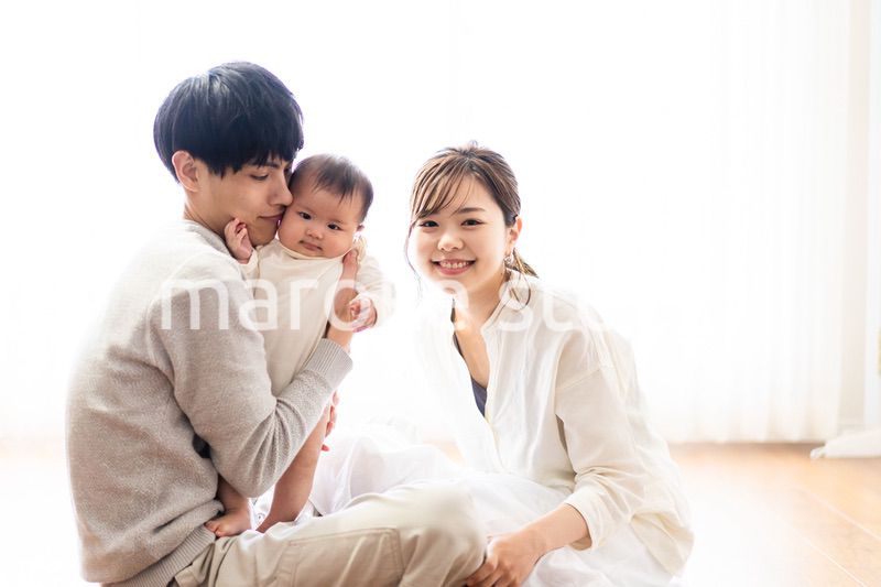 楽しく子育てをする幸せなファミリー