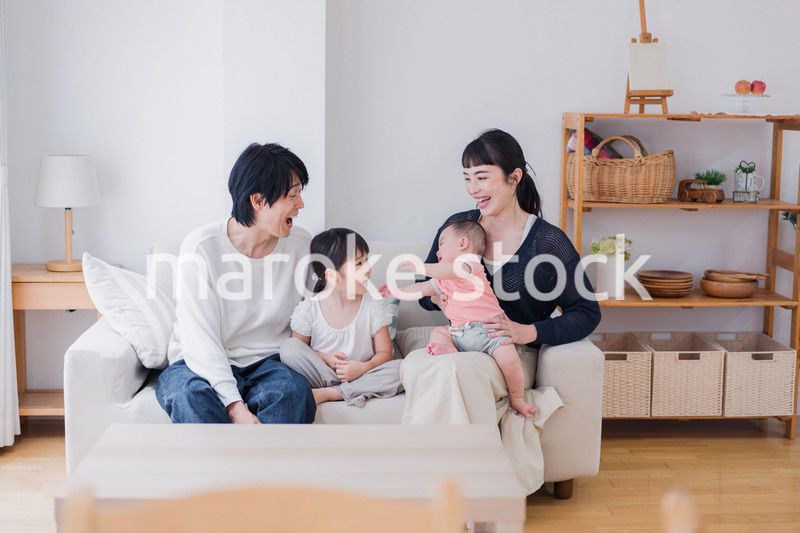 家族団らんの時間を過ごす家族