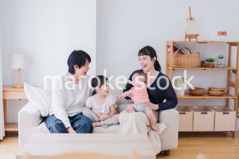 家族団らんの時間を過ごす家族