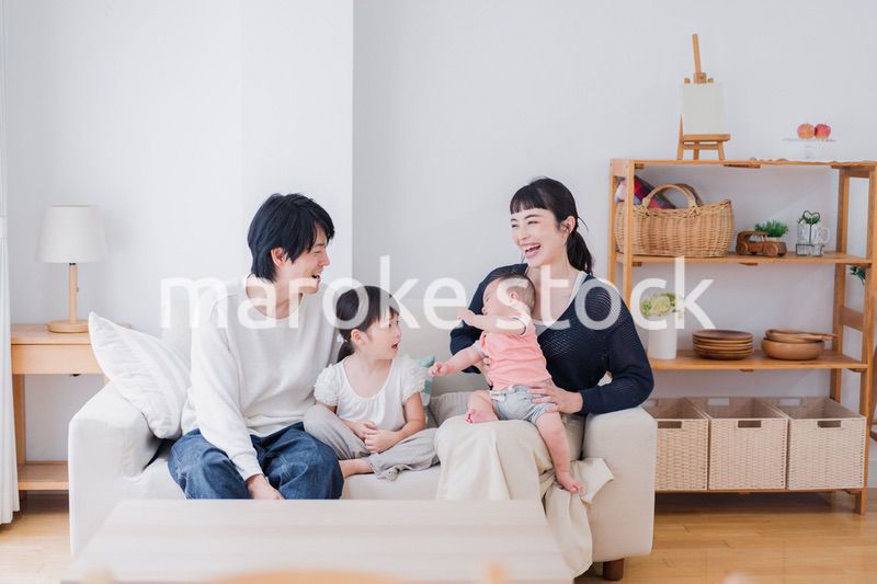 家族団らんの時間を過ごす家族