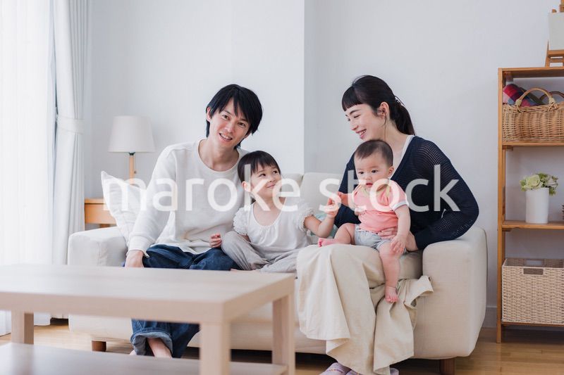 家族団らんの時間を過ごす家族