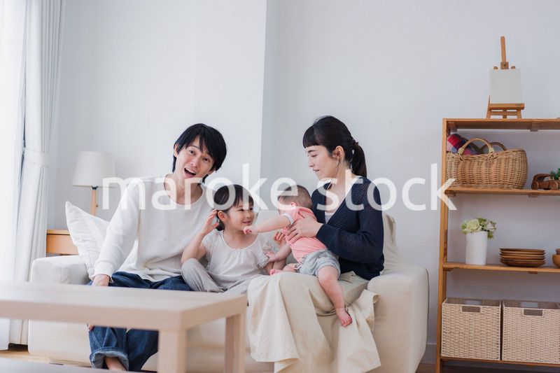 家族団らんの時間を過ごす家族