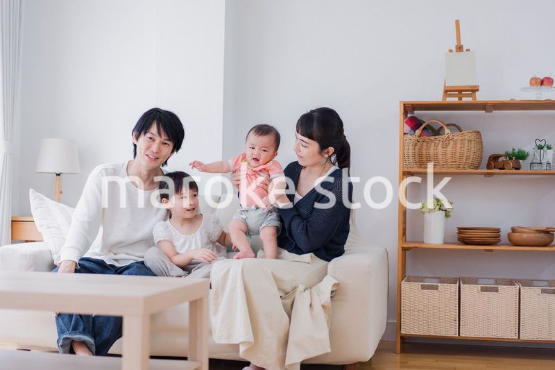 家族団らんの時間を過ごす家族