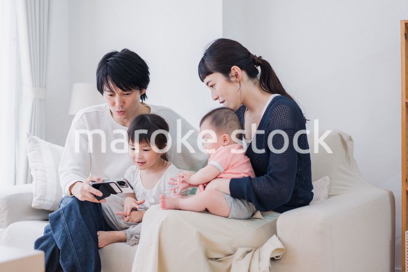 家族団らんの時間を過ごす家族