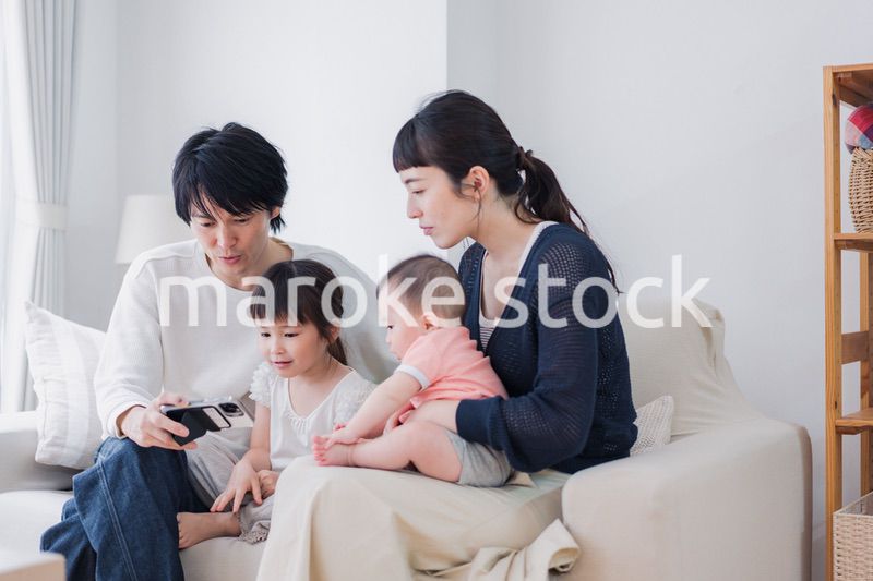 家族団らんの時間を過ごす家族