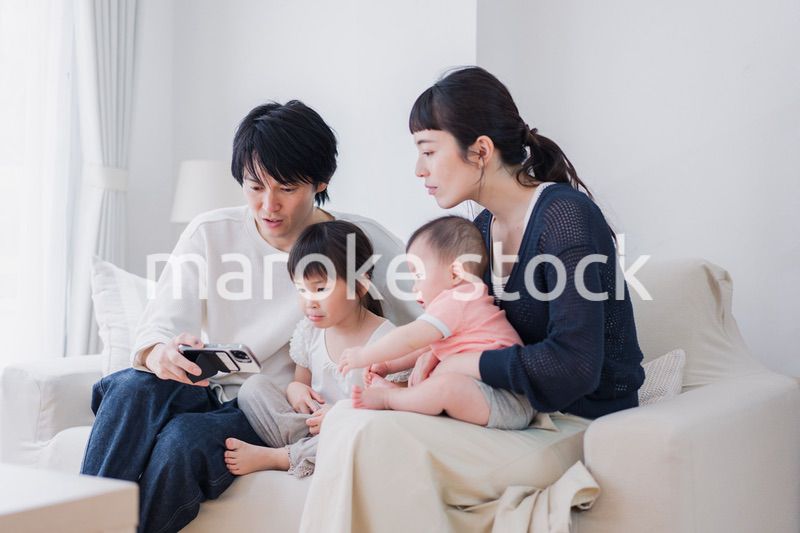 家族団らんの時間を過ごす家族