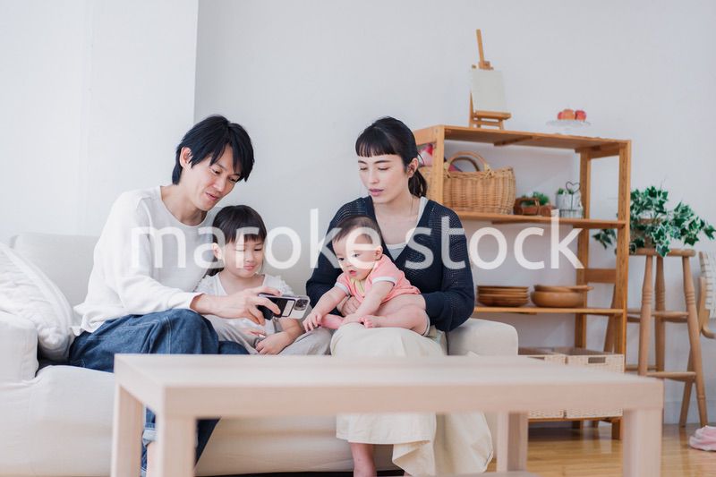 家族団らんの時間を過ごす家族