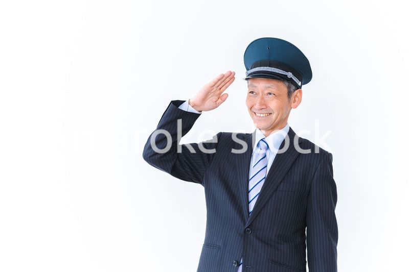 笑顔で仕事をする車掌