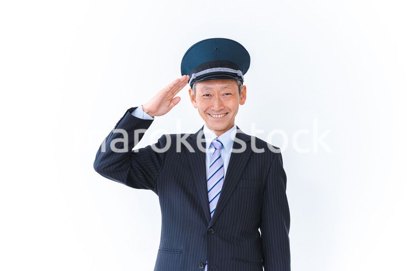 笑顔で仕事をする車掌