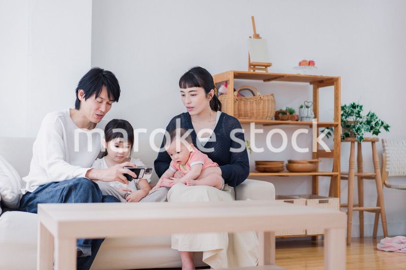 家族団らんの時間を過ごす家族