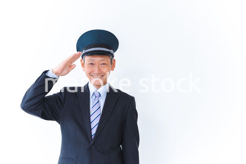 笑顔で仕事をする車掌